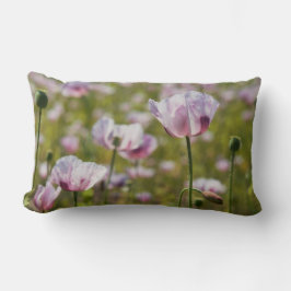 Zomers veld met  lila bloemen in bloei. ランバークッション