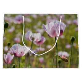 Zomers veld met  lila bloemen in bloei. ラージペーパーバッグ