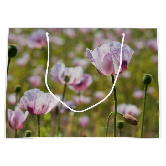 Zomers veld met  lila bloemen in bloei. ラージペーパーバッグ (正面)