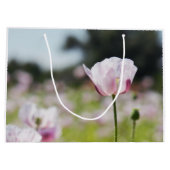 Zomers veld met  lila bloemen in bloei. ラージペーパーバッグ (裏面)