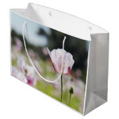 Zomers veld met  lila bloemen in bloei. ラージペーパーバッグ (裏面アングル)