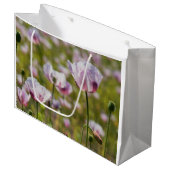 Zomers veld met  lila bloemen in bloei. ラージペーパーバッグ (正面アングル)