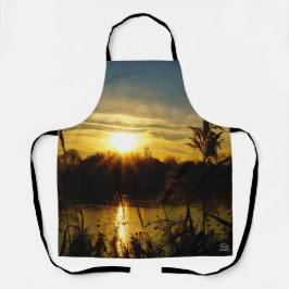 Zonsondergang bij een meertje met rietpluimen. エプロン