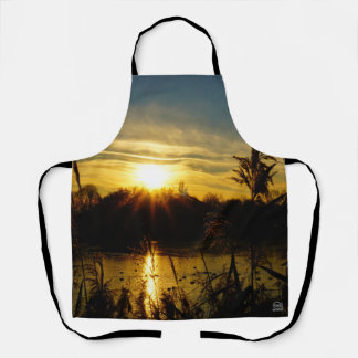 Zonsondergang bij een meertje met rietpluimen. エプロン