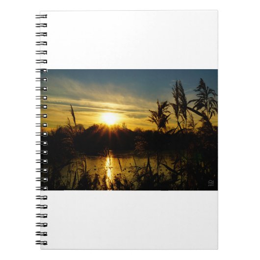 Zonsondergang bij een meertje met rietpluimen. ノートブック (正面)