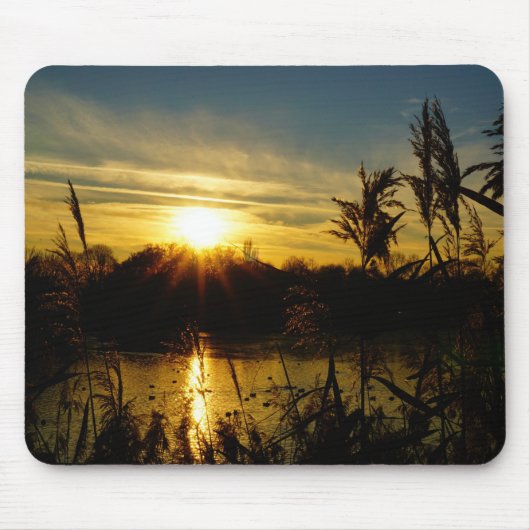 Zonsondergang bij een meertje met rietpluimen. マウスパッド (正面)