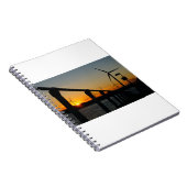 Zonsondergang met windmolen aan waterkant. ノートブック (右側)