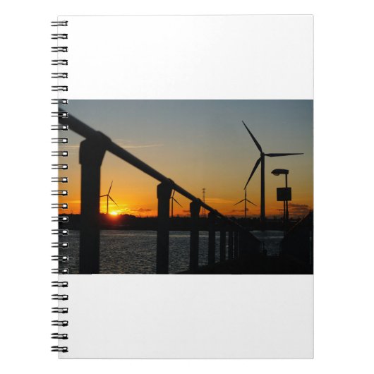 Zonsondergang met windmolen aan waterkant. ノートブック (正面)