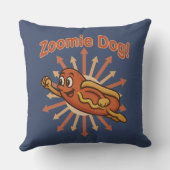 Zoomie犬飛んでいるホットドッグ漫画 – おもしろいレトロ クッション (裏面)