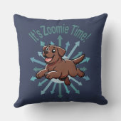 Zoomie Time Chocolate Lab クッション (裏面)