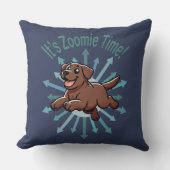 Zoomie Time Chocolate Lab クッション (正面)
