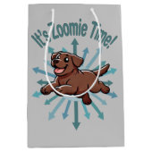 Zoomie Time Chocolate Lab ミディアムペーパーバッグ (正面)