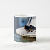 Zwaluw vogeltjes die op een lijn zitten in de have コーヒーマグカップ (中央)