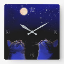 Zwei Katzen beobachen Mond und Sterne