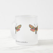 Zygaenaのカーニオリカ – ザクリプスキュラバーネット蛾 フロストグラスマグカップ (正面左)