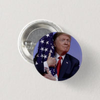 トランプ大統領がアメリカ国旗を掲げる 缶バッジ | Zazzle.co.jp