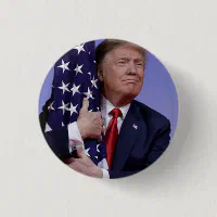 トランプ大統領がアメリカ国旗を掲げる 缶バッジ | Zazzle.co.jp