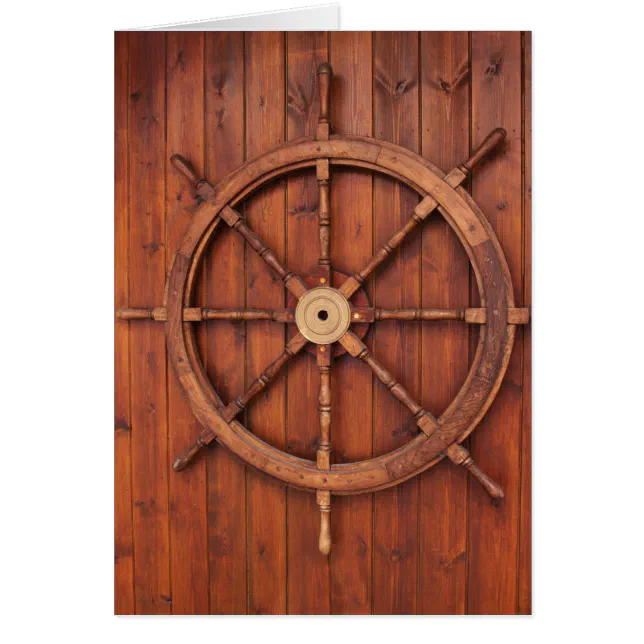 木の壁の航海のな船の舵輪の車輪